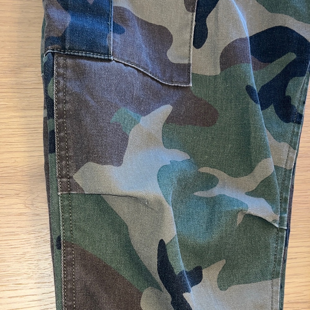 Re/Done Women’s Camo Cargo Pants - Picture 7 of 7